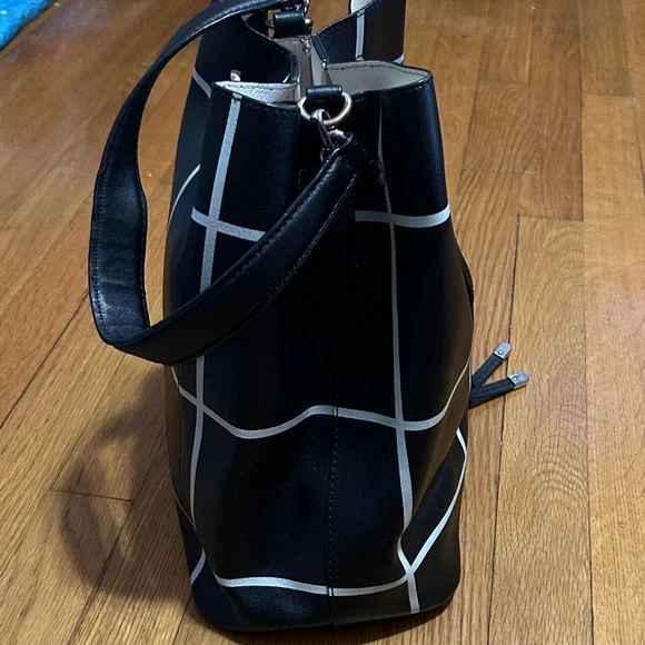 Lauren Ralph Lauren Stylish Black and White Bucket Bag w/ inside bag - Picture 4 of 10